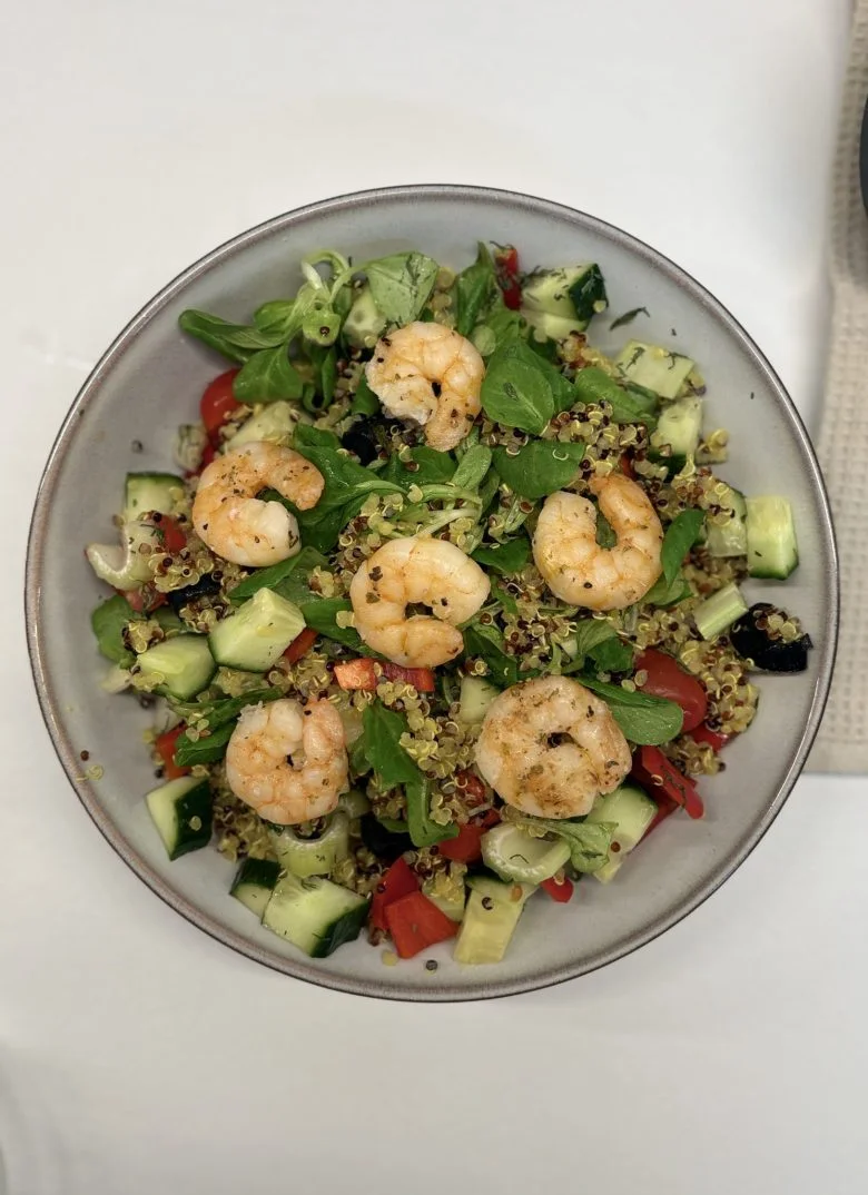 Frissítő nyári tál – quinoa saláta garnélával, citrommal és kaporral 🍋🍤 5 IMG 1303 scaled e1749017183819