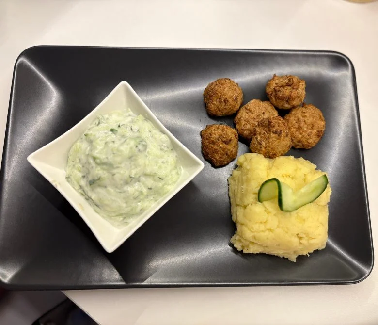 Ropogós és könnyű: cukkinis tonhalfasírt tojás nélkül, fokhagymás tzazikivel felturbózva 🐟🥒 12 tt IMG 5406 250908 121154