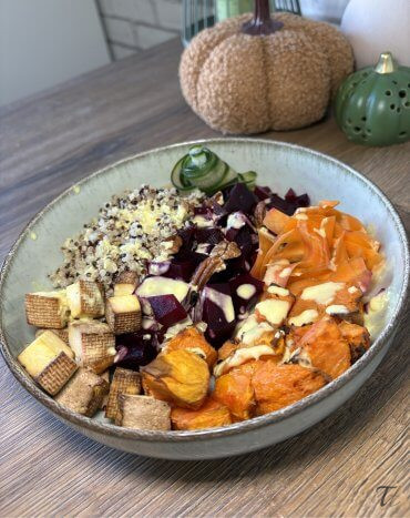 Színes, tápláló poke bowl – mert a húsmentes étkezés is lehet élvezetes 🌈