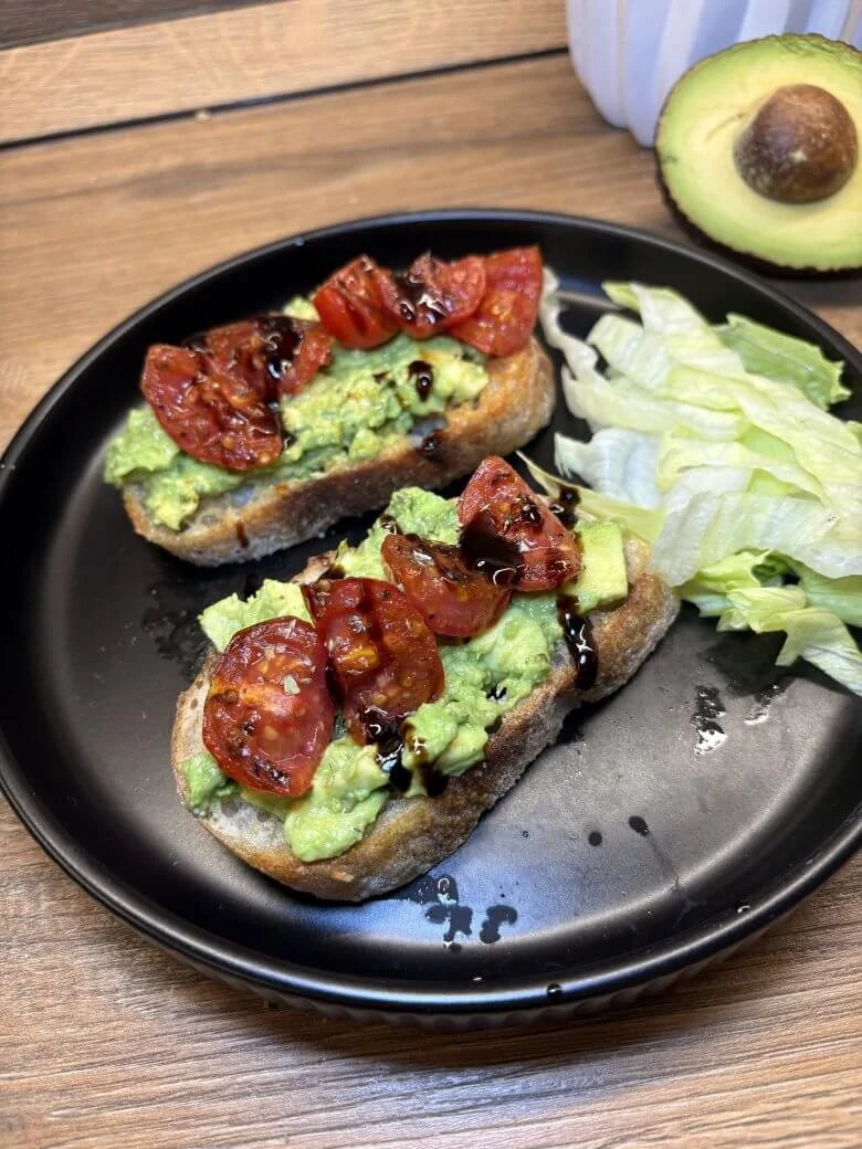 Avokádó toast pirított paradicsommal 7 tt IMG 6649 251003 101534