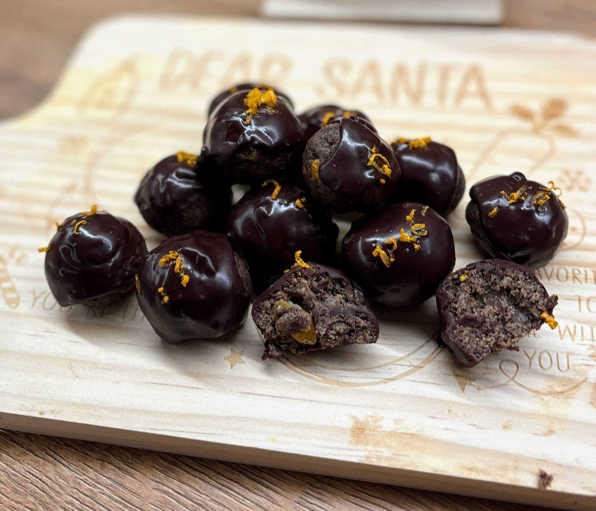 Karácsonyba harapós csokigolyók mákkal és kandírozott naranccsal 2 tt IMG 9103 251209 040135 scaled e1765296320452