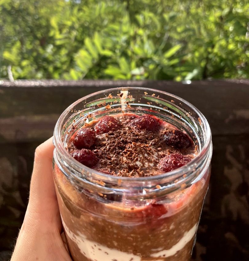 Feketeerdő torta üvegbe zárva – A reggeli, amiért érdemes felkelni 1 tudatosantejmentesenhu feketeerdo zab 260128 102613 e1769596235118