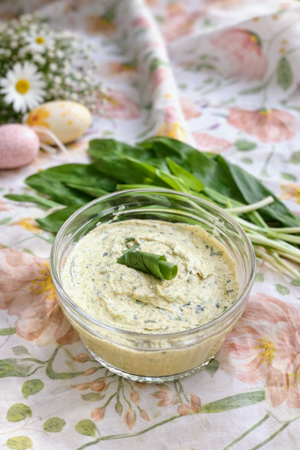 A kedvenc tavaszi krémem: medvehagymás tofu „sajtkrém” 2 A kedvenc tavaszi krémem: medvehagymás tofu „sajtkrém”