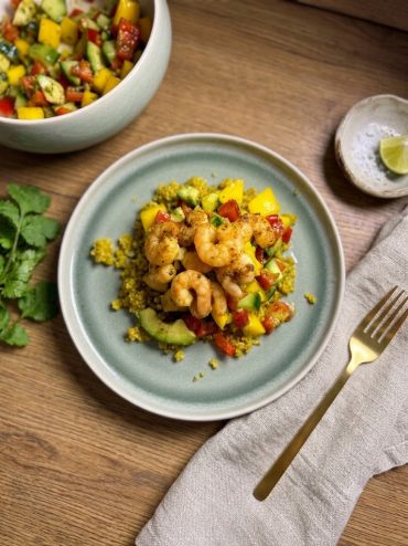 Fűszeres garnéla recept friss mangó salsával és quinoával